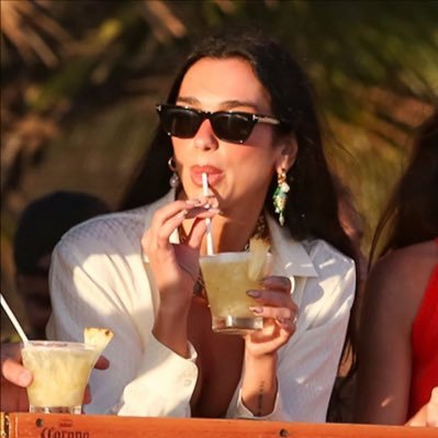 rosesjennr's profile picture. eu digo todas as minhas palavras com a certeza da contradição de cada uma delas.