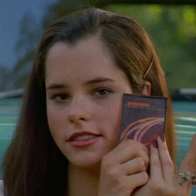 lynchianbush's profile picture. ☽⛤☾ “and she is herself a cave full of echoes.”