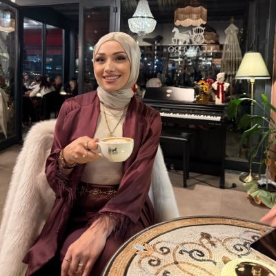 begonviiilll's profile picture. 👩🏻‍🏫🪶 Olması gerekeni lütuf diye sunamazsınız.