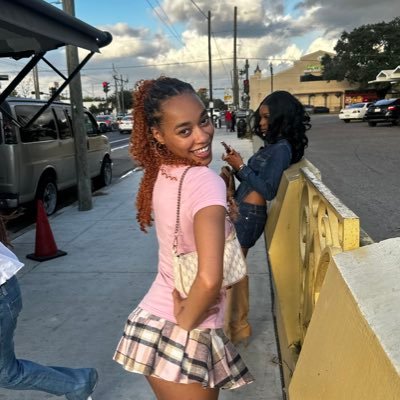 Anieya_'s profile picture. Jokes & mini skirts 👛