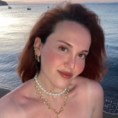 arassevde's profile picture. scared to live, scared to die