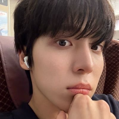 etrnlsnshiine's profile picture. poke me, i have headphones on.⠀