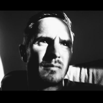 miki24737's profile picture. J'ai bien pensé mourir de chagrin et d'ennui
J'avais cessé de rire, c'était toujours la nuit
Il me restait l'oubli, il me restait l'mépris
Enfin que j'me suis d