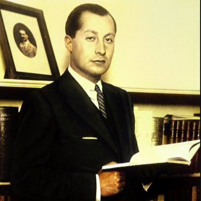 EnnriqueDelSur's profile picture. “La vida no vale la pena si no es para quemarla al servicio de una empresa grande.”