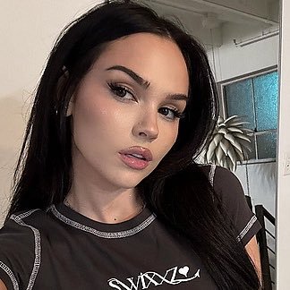 CARRVNGTON's profile picture. everyone thinks I’m just a trust fund brat with fashion sense — they didn’t see my own empire be built from nothing .