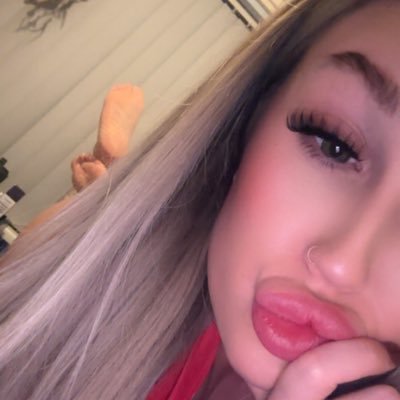 GodessCol's profile picture. 😈 27 Professional IRL/online Findom Femdom 💰@lois_mcspo revolut * no money? no response loser