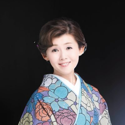 kozakuramaiko's profile picture. テイチクレコードの歌手・小桜舞子です。 🐰 #ホーランドロップ ♂(垂れ耳うさぎ)の卯之吉は2025年2月に9歳6ヶ月で月へ帰りました🌈 🌔2025年12月17日新曲「かごめかごめ」発売！同日茅ヶ崎市でコンサート決定✨ 趣味:お料理 / お菓子作り #アイスマニア