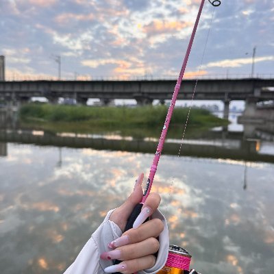 Iam_Teb2a's profile picture. 🎣 海の風に誘われて、今日もそっと竿を握る。
ゆっくり流れる時間の中で、心までふわっと軽くなる気がする…✨
🌊 釣りはただの趣味じゃなくて、私の“しあわせ探し”。
気づけばまた海へ…そんな毎日がちょっと誇らしいのです💙