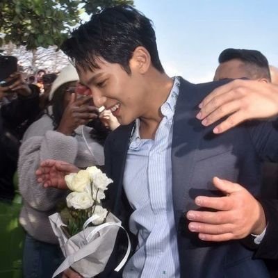 nauticaletters's profile picture. 𝗂. 구절  ── 부드. 
Everything about you is the recitation of a poem, your opinion, even in your thoughts, is a bright star that guides me.