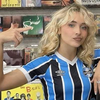 noflavisnocrime's profile picture. showgirl's best friend