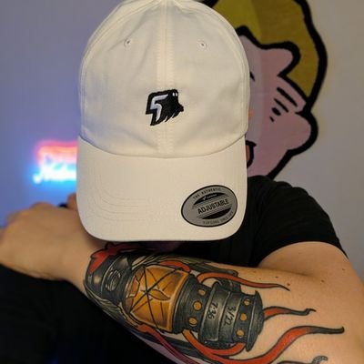 retrosurreals's profile picture. Follow my main account 👉 @rtrovzn 🍻