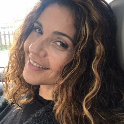 PaulaMa06254977's profile picture. Pôr o pé no mar ...