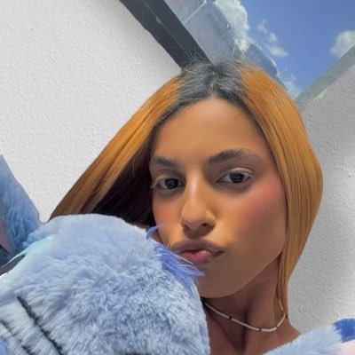 danimoraess_'s profile picture. e se o único jeito de não se sentir mal for parar de sentir qualquer coisa para sempre? 🤍