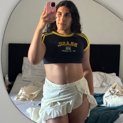 dahliapagu's profile picture. psicóloga. psicanálise e devaneios. ministra das histéricas. perfil não profissional. travesty. (ela/dela)