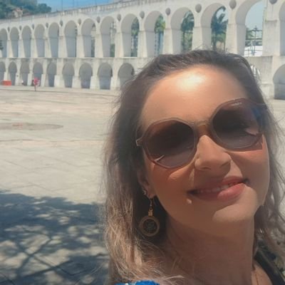 amandabiblio's profile picture. 📚 Bibliotecária, pesquisadora e sempre à esquerda!
Sejam bem-vindas canhotinhas e canhotinhos ❤️