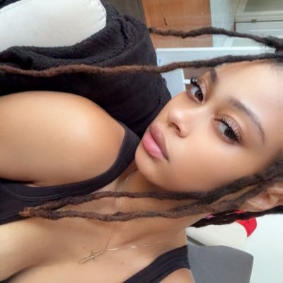 SimplyParisb's profile picture. Satisfy your soul, not society.. ⚓️