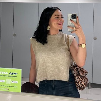 LeilanyGC's profile picture. las flores se pudren y la juventud se me escapa.