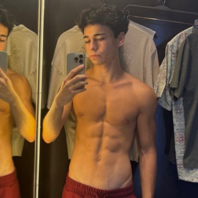 Exequiel_iv0's profile picture. 19 yo masculine boy🏋🏻‍♀️ | 8’5 🦶| 1,75cm | #student 🤓