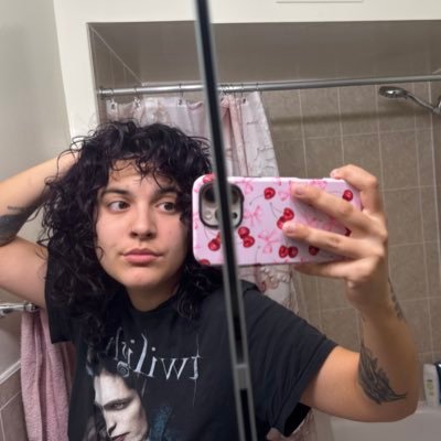 julialamendola_'s profile picture. ☽:: 25  | all around fangirl 🪄