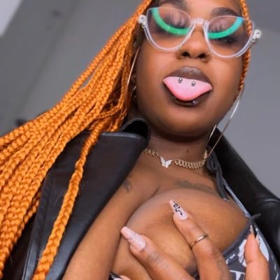 cocob3thereason's profile picture. Horror princess w/ a pretty face & a dark mind 🕸 Vampires • Slashers • Psych Horror 🖤 Books, Music 🔪 IG: cocobethereason 🌈💋