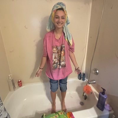 smiley_eiley's profile picture. i love shark egg