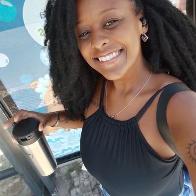 TaisAnas's profile picture. Alqueira, fumeira e fofoqueira.