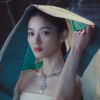 mooninamber's profile picture. 