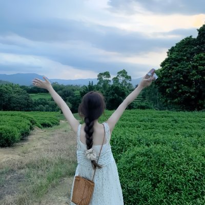 qjmlgfsdf's profile picture. No need to borrow anyone's light; you are the most dazzling light yourself.