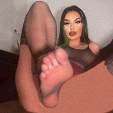 bigfeetgirls's profile picture. Reposting only • Not buying anything • Pretty feet • Sniffing paradise • Profile pic: @hennydfeet