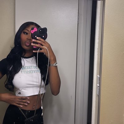 tyyadriannaa_'s profile picture. 