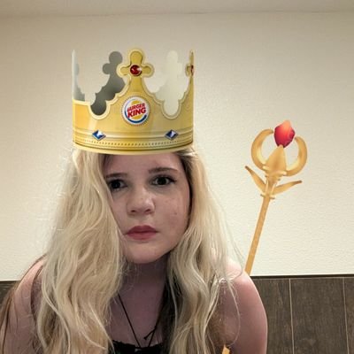 FeatheryTree's profile picture. ↑20 | EN/JP/GE/FR/Ainu • linguistics major • 🎨🖋️🎶⚙️📸🧳 • Extroverted retro collector of books and cars