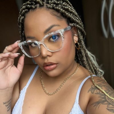 ElenaTrajano23's profile picture. sol: caprica ♑️lua: libra ♎️ascend: touro♉️, P de perfeita e pansexual 🌹