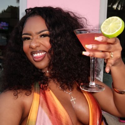 neilaajay's profile picture. ig: neilaajay    MUA💄