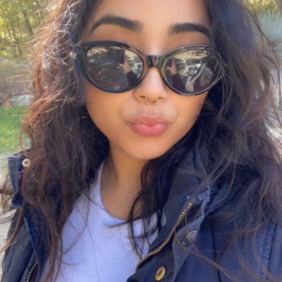 lezlizzlee's profile picture. 