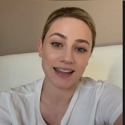 ArianaL10245's profile picture. 