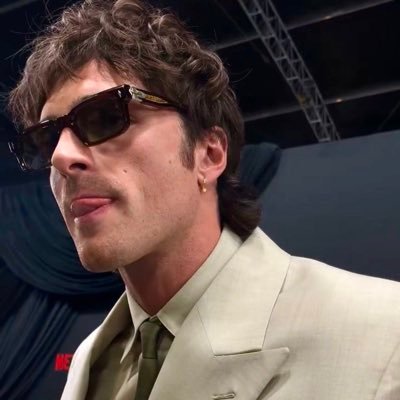 gentlyblurred's profile picture. 3:05