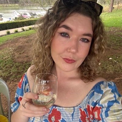 wallflowerjade's profile picture. not much to see here other than sports chat n snaps 💋