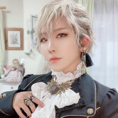 devi_lolitalife's profile picture. ゴシック&ロリィタの世界をこよなく愛する50歳の子持ち主婦。皇子ファションも好き。Anges et Demons @aed_devi のデザイナー。