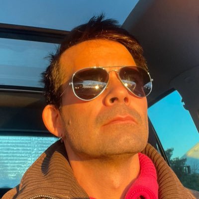 LektorThaulow's profile picture. Sertifisert supergeni. Butikkmedarbeider extraordinaire. Kunstnerisk multitalent. Kompleksitetsfetisjist. Slem mot de slemme, og de snille.