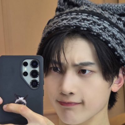 rosezthew's profile picture. *spots matthew pc on my bag* “are you a fan of michael jackson?” - random retail worker