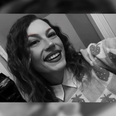 _krystalskies_'s profile picture. •REALTOR ® •Born in 1991 •Oregon •Meet me in the Afterglow 💖