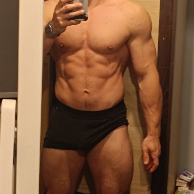 EbinMaymes's profile picture. a dude with a broken neck