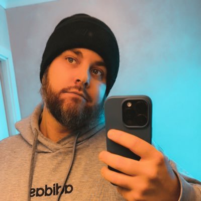 Guvizzz's profile picture. "Frihet är att äga sitt liv och sin egendom utan statens inblandning." – Murray Rothbard