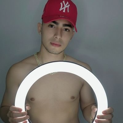 samutorres242's profile picture. BIENVENIDOS:
Nunca podrás ganarle a alguien que le SONRÍE al dolor.✨️
Facebook: Samuel Torres😉
Instagram: Samtorres542😎
Tiktok: Samutorres022