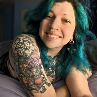 DioxiaRio's profile picture. Genderqueer (they/them) Bi/ Pan 🌻