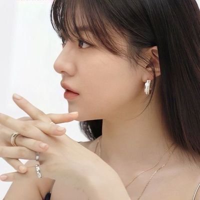 URNARALIA's profile picture. 📖: The Picture of Dorian Gray, The Convenience Store by the Sea, Three Holidays and a Wedding (21/25 📚)