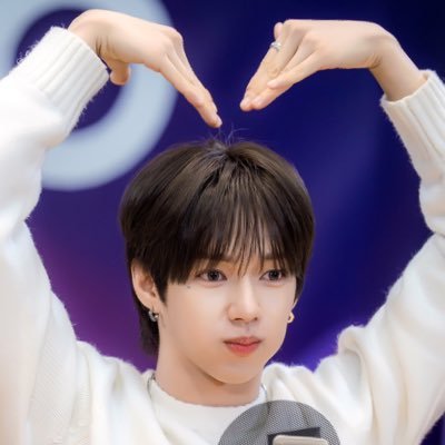 onelesslonely34's profile picture. 