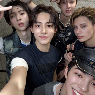 scriptinblue's profile picture. writer. #CORTIS enthusiast. taxi's feeling.