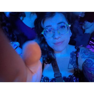 pomoglo_'s profile picture. Elder Emo 👵🏻Certified goof. Typo Queen 💅🏻 Prone to steal your heart. 🏥