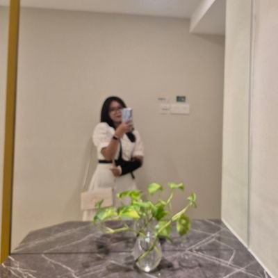 slyshypeach's profile picture. ✨️ Which of all my important nothings shall I tell you first? ✨️